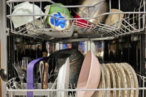 Správně naplněná myčka nádobí s dostatečnými rozestupy mezi talíři a nádobím.
