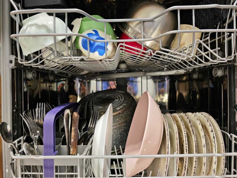 Správně naplněná myčka nádobí s dostatečnými rozestupy mezi talíři a nádobím.