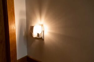 Noční orientační světlo zapojené do zásuvky které pomáhá při pohybu po bytě ve tmě.