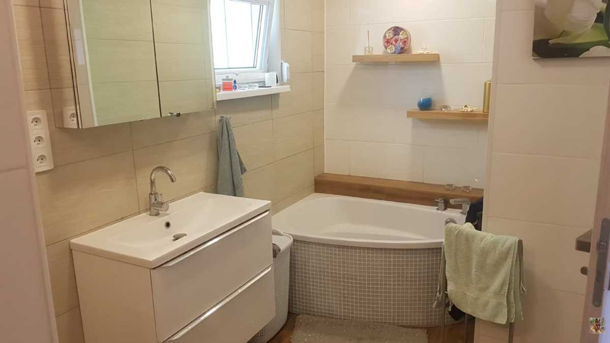 Světlá koupelna s rohovou vanou a moderním umyvadlem po rekonstrukci