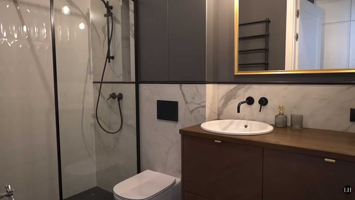 Nová koupelna s walk in sprchou, dřevěnou skříňkou a velkým zrcadlem v moderním industriálním stylu.