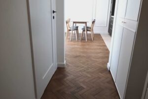 Renovované parkety v klasickém stromečkovém vzoru, které byly zachráněny během rekonstrukce bytu.