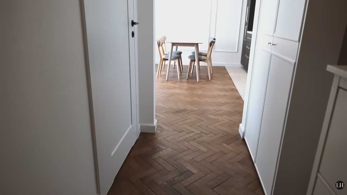 Renovované parkety v klasickém stromečkovém vzoru, které byly zachráněny během rekonstrukce bytu.