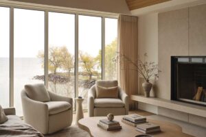 Obývací pokoj s výhledem na jezero kombinuje světlé tóny a přírodní materiály pro maximální pohodlí