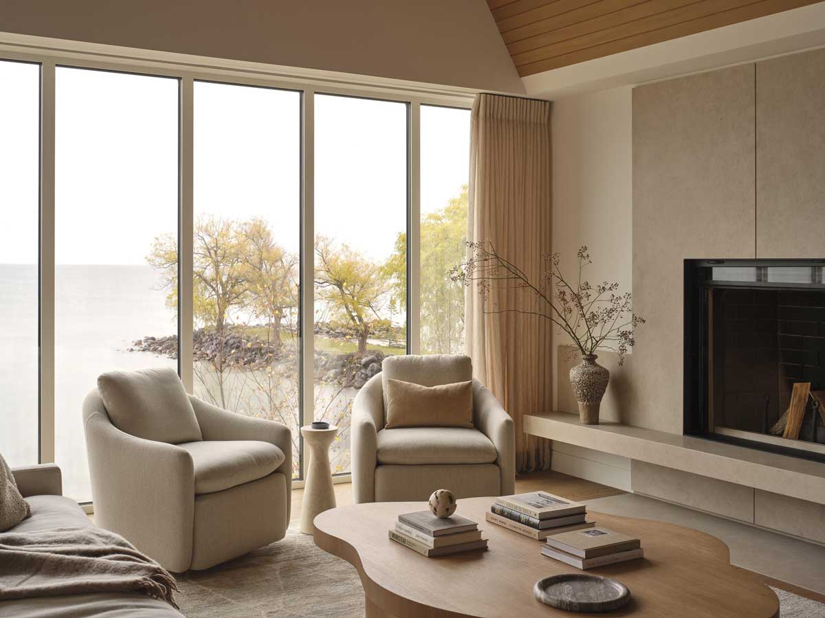 Obývací pokoj s výhledem na jezero kombinuje světlé tóny a přírodní materiály pro maximální pohodlí