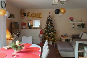 Světlý obývací pokoj s jídelním koutem a vánoční výzdobou v zrekonstruovaném domě