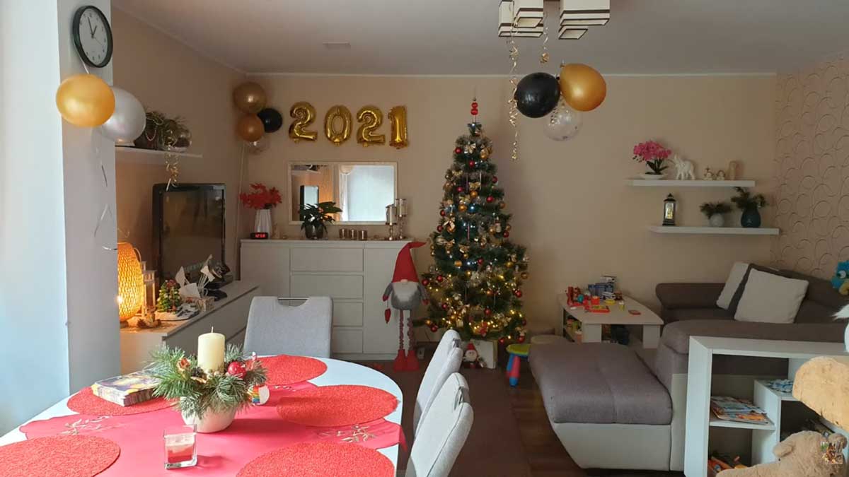 Světlý obývací pokoj s jídelním koutem a vánoční výzdobou v zrekonstruovaném domě