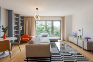 Byt 2+kk o 55 m²: Z nudné novostavby vznikl interiér plný barvy, světla a chytrých úložných řešení