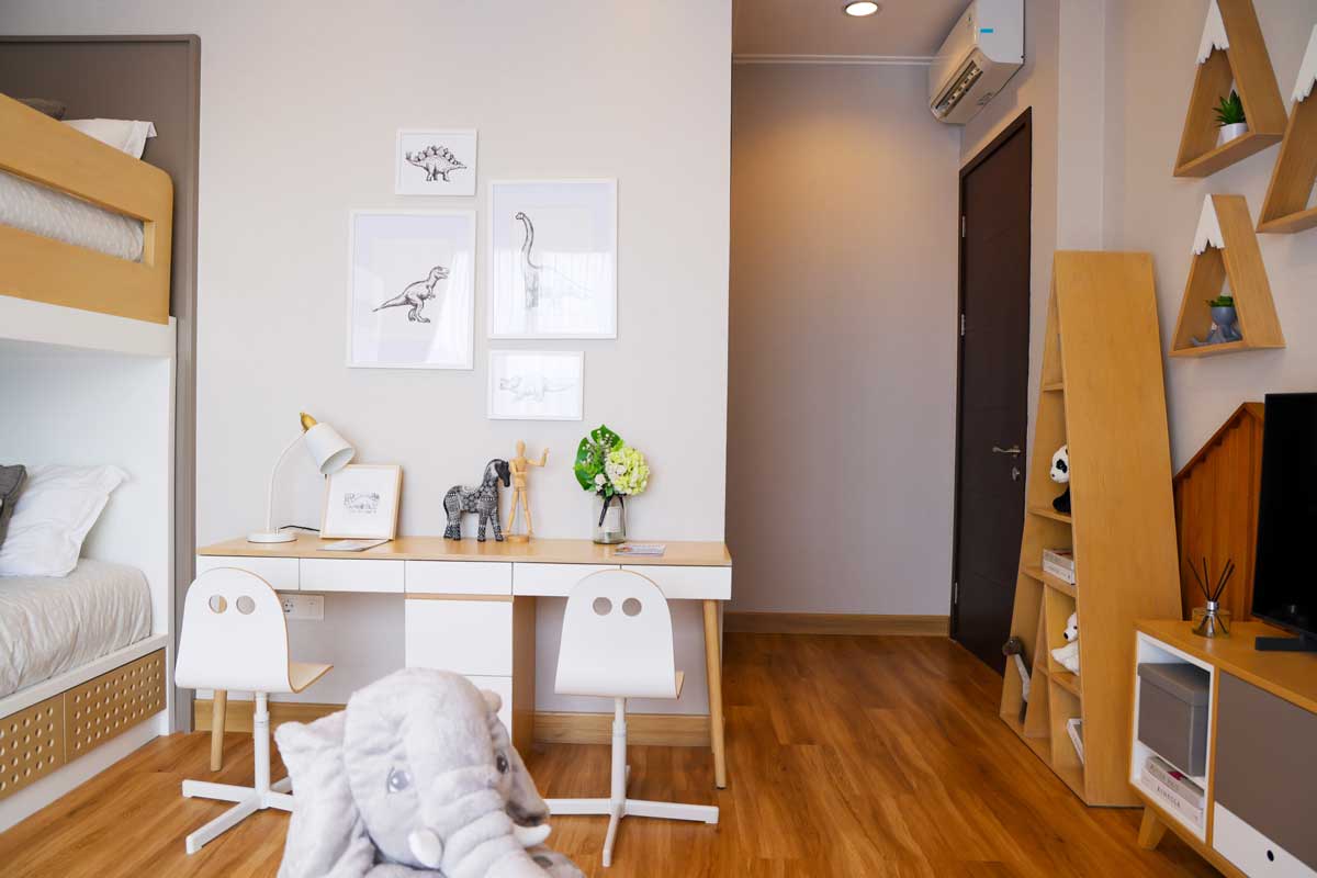 Dětský pokoj s dvojitým pracovním stolem umožňuje každému dítěti mít vlastní místo na učení i tvoření.