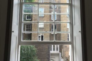 Okno v bytě orientované do vnitrobloku kde se na skle usazuje méně nečistot