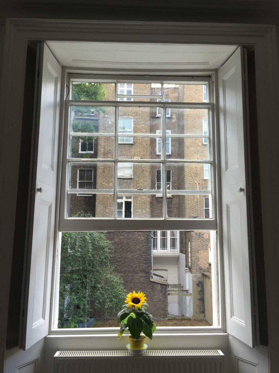 Okno v bytě orientované do vnitrobloku kde se na skle usazuje méně nečistot