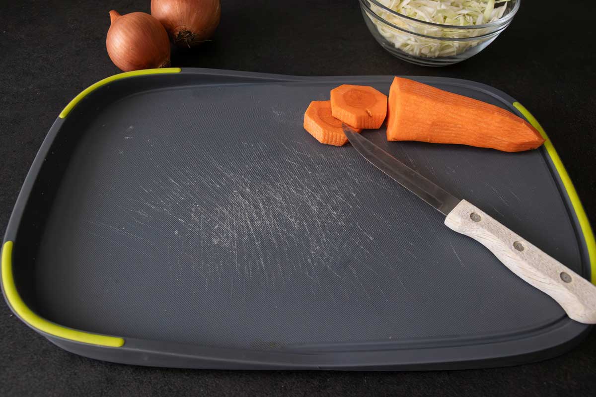 Plastové prkénko na krájení jako zdroj mikroplastů při přípravě jídla.