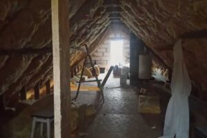 Původní půdní prostor se zateplením během rekonstrukce domu