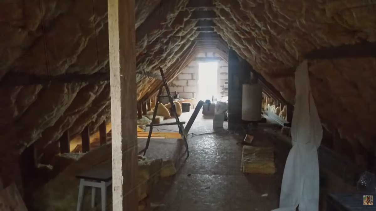 Původní půdní prostor se zateplením během rekonstrukce domu