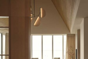 Pohled do denní zóny ukazuje propojení obývacího prostoru s výhledem na jezero