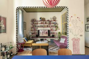 Maluje přímo na stěny. Umělkyně proměnila svůj byt v barevný experiment s vintage nábytkem