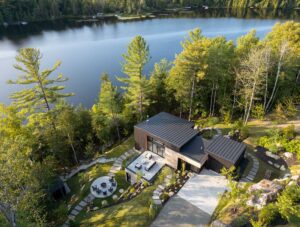 Proč by někdo stavěl ve svahu? Tenhle dům ukazuje, že klid a soukromí v přírodě za to stojí