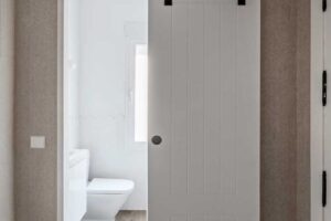 Posuvné dveře do koupelny které šetří místo v malém bytě