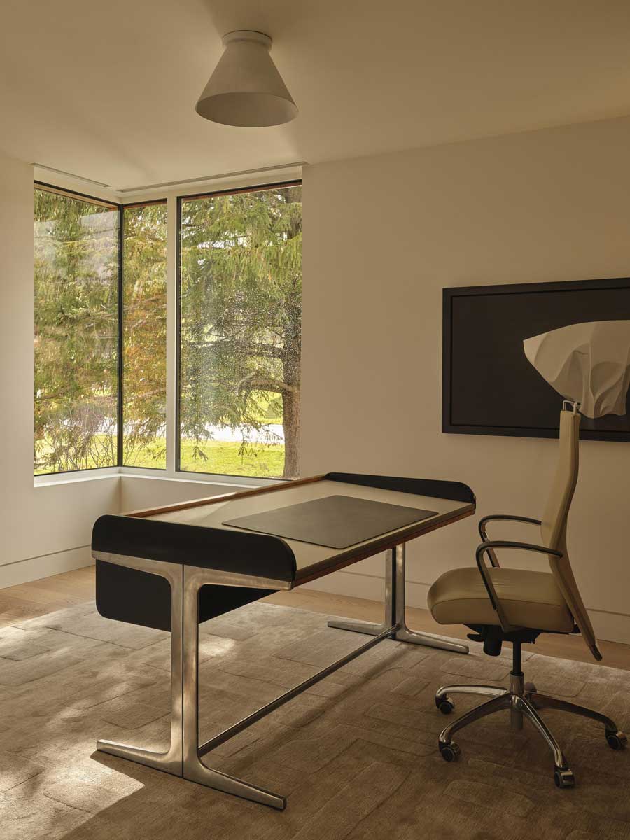 Pracovna s velkým rohovým oknem nabízí klidné místo pro soustředění s výhledem do zeleně