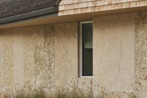 Předzahrádka s jemnou výsadbou doplňuje fasádu domu a přirozeně zapadá do okolí