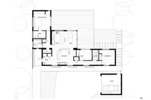 Půdorys domu ukazuje promyšlené rozdělení na soukromou a společenskou část s centrálním obytným prostorem.