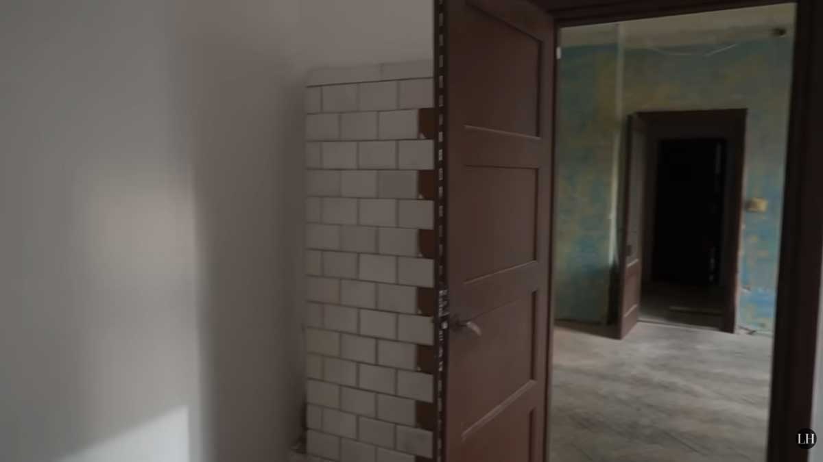 Pohled do bytu před rekonstrukcí odhaluje staré kachlové kamna i původní dispozici místností.