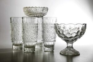 Sada dekorativních skleněných misek a sklenic s plastickým vzorem které ukazují detail ruční práce ve skle.