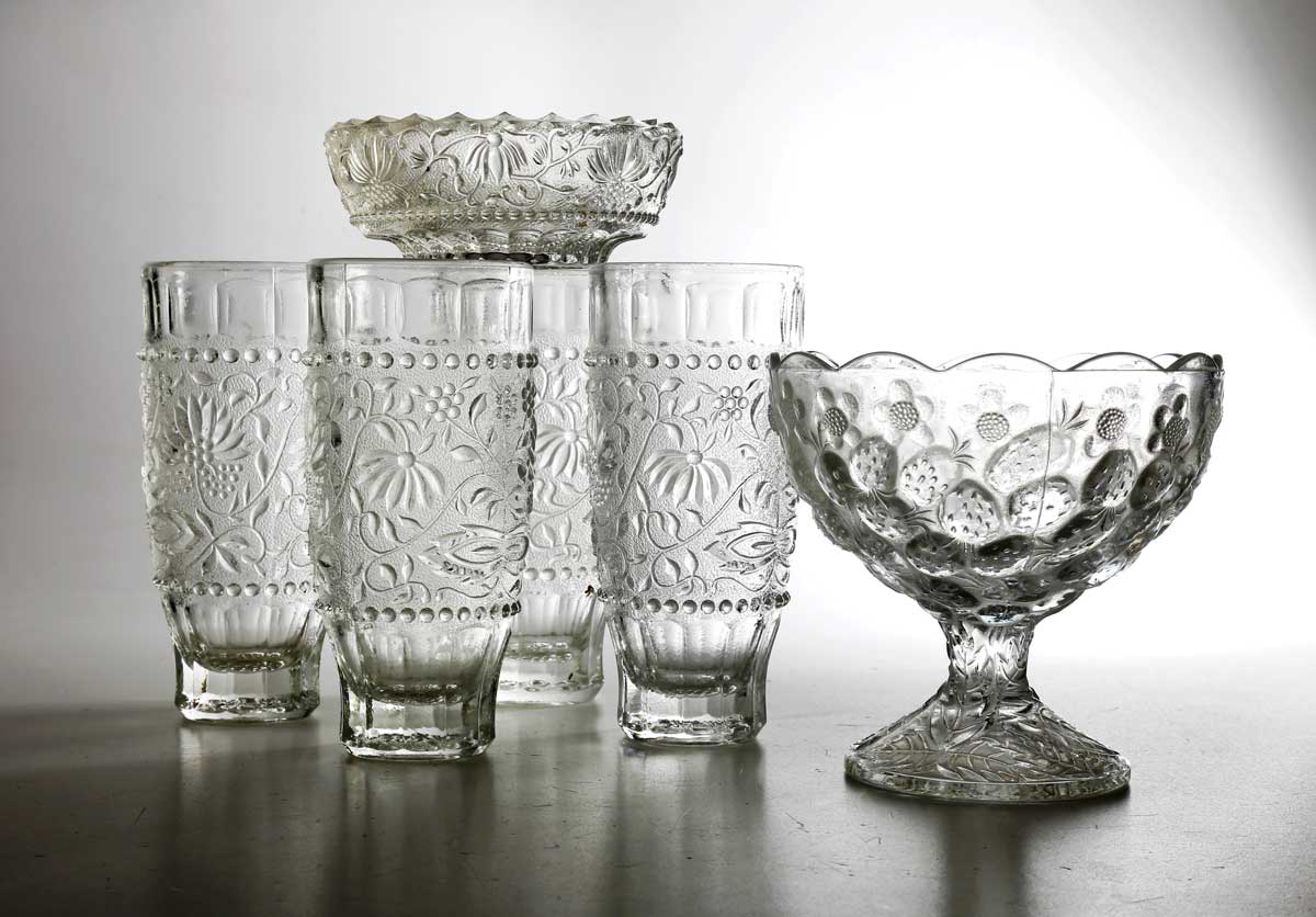 Sada dekorativních skleněných misek a sklenic s plastickým vzorem které ukazují detail ruční práce ve skle.