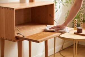 Dřevěný stolek z masivu s výklopnou deskou ukazuje precizní truhlářské spoje a detail řemeslného zpracování.