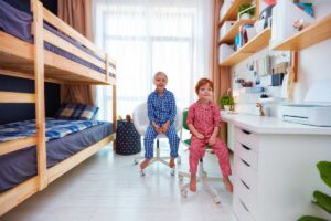 Sdílený pracovní kout pro dvě děti umožňuje každému mít své místo na učení i tvoření.