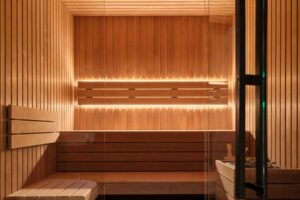 Dřevěná sauna s jemným podsvícením a minimalistickým interiérem