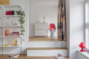 Vestavěné schody s úložnými prostory vedoucí do ložnice v alkovně