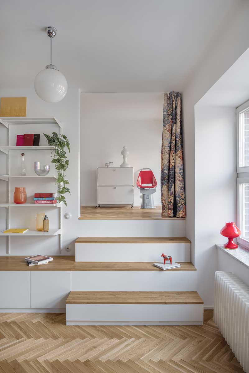 Vestavěné schody s úložnými prostory vedoucí do ložnice v alkovně