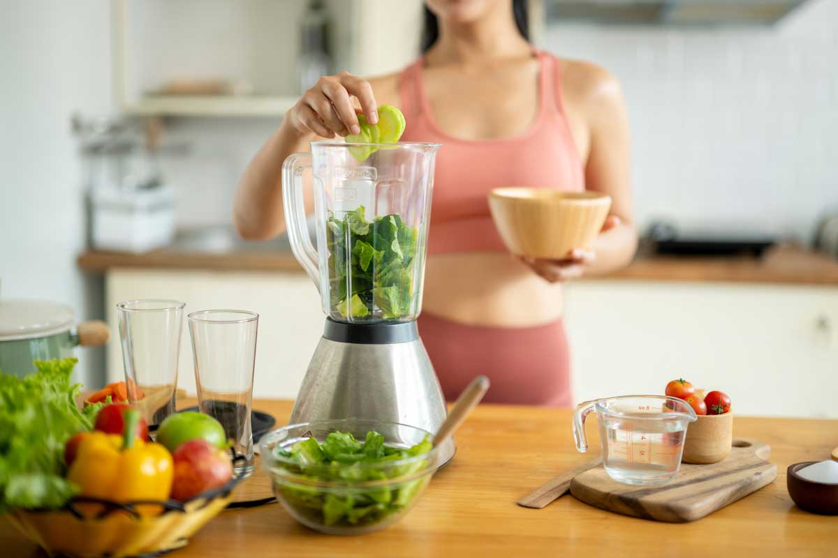 Přidání mladého ječmene do smoothie jako zdravý způsob využití velikonočního osení