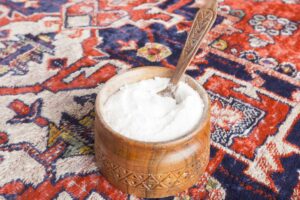 Obyčejná kuchyňská sůl nasypaná do koberce může pomoci vysušit larvy blech a omezit jejich množení.