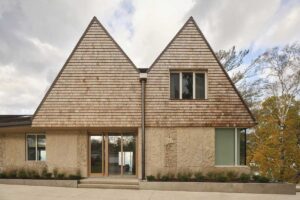 Moderně zrekonstruovaný srub u jezera kombinuje tradiční tvar střechy s přírodní fasádou a klidným okolím