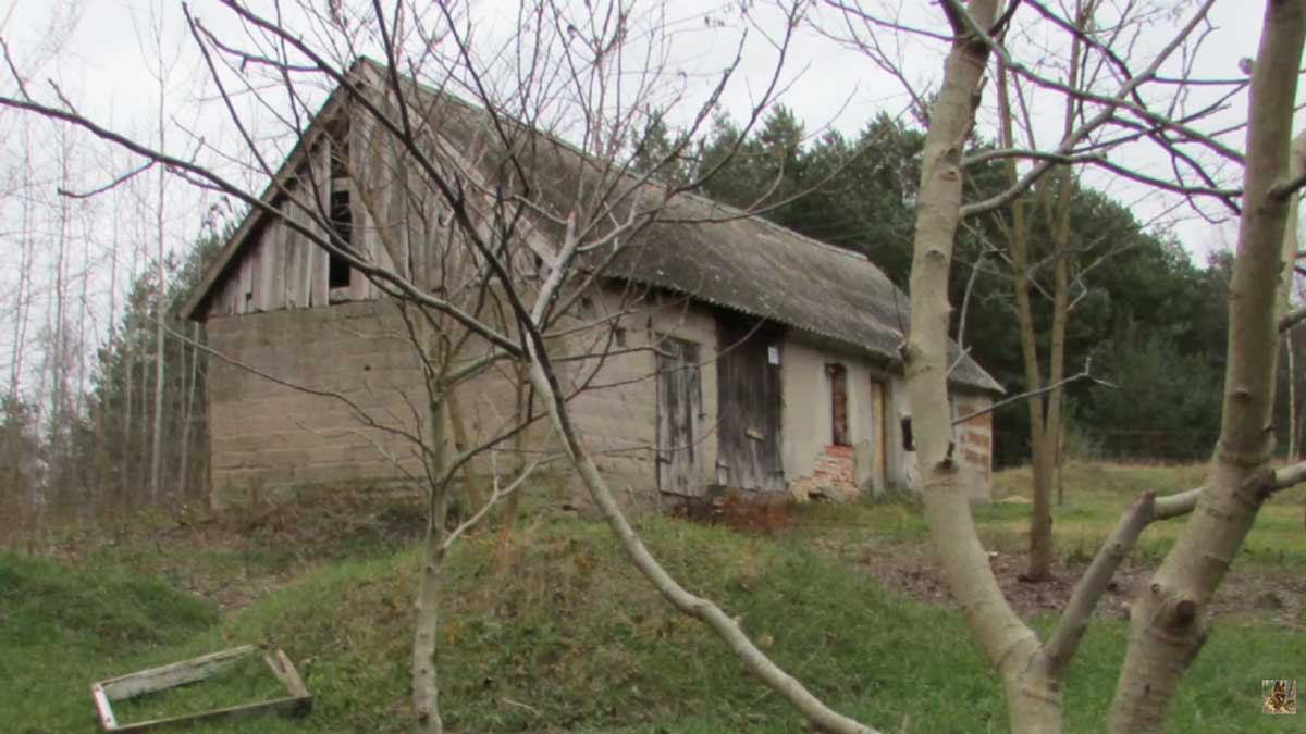 Opotřebovaná stodola u lesa která čekala na rekonstrukci