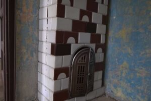 Detail starých kachlových kamen, která byla součástí původního interiéru bytu před rekonstrukcí.