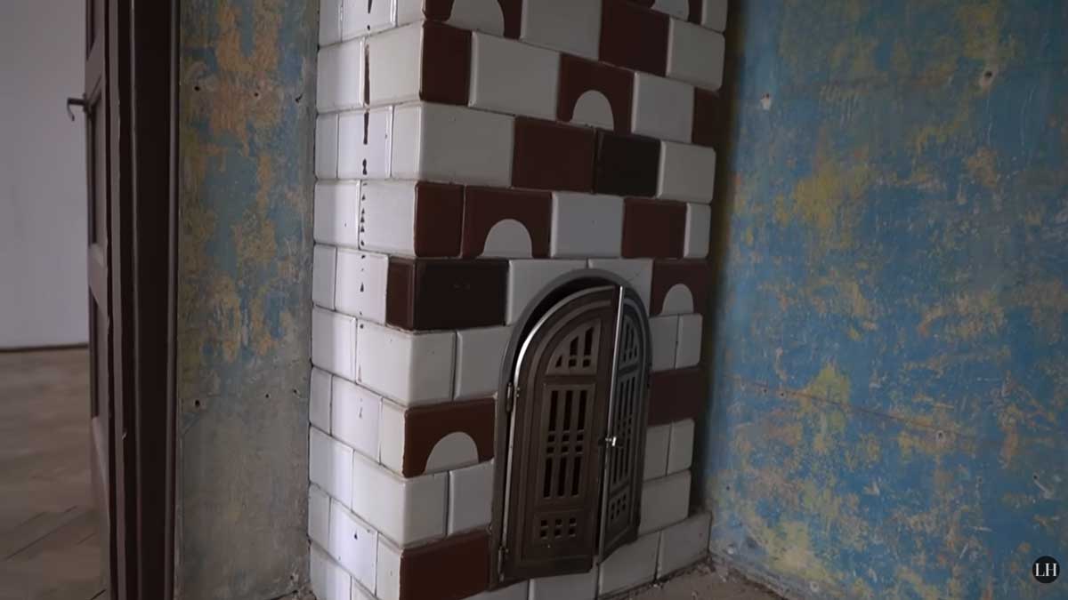 Detail starých kachlových kamen, která byla součástí původního interiéru bytu před rekonstrukcí.