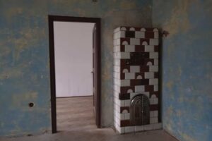 Původní kachlová kamna v bytě ve starém činžovním domě, která musela ustoupit nové dispozici a moderní kuchyni.