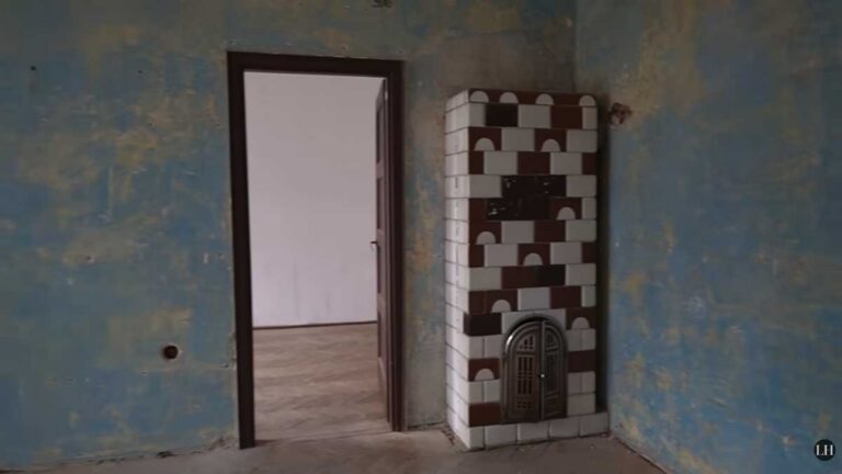 Původní kachlová kamna v bytě ve starém činžovním domě, která musela ustoupit nové dispozici a moderní kuchyni.