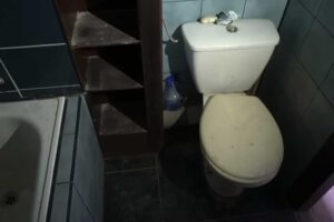 Původní koupelna v bytě před rekonstrukcí působila stísněně a nabízela jen minimum prostoru i úložných možností.