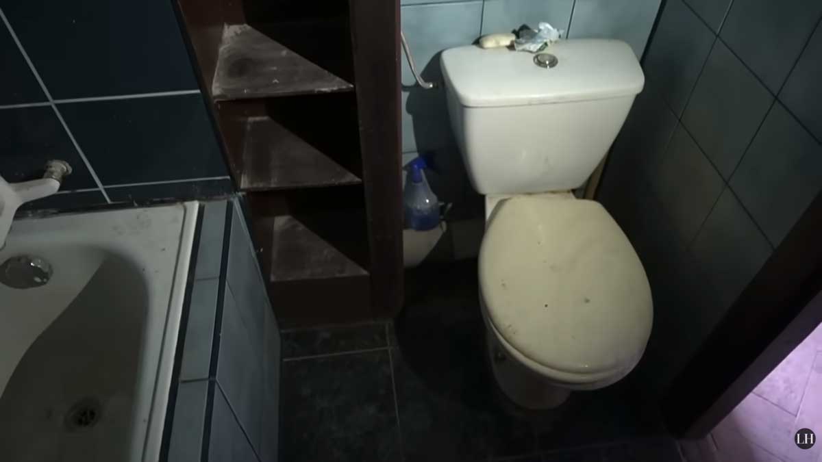 Původní koupelna v bytě před rekonstrukcí působila stísněně a nabízela jen minimum prostoru i úložných možností.