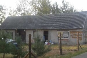 Zchátralý venkovský dům u silnice před začátkem rekonstrukce