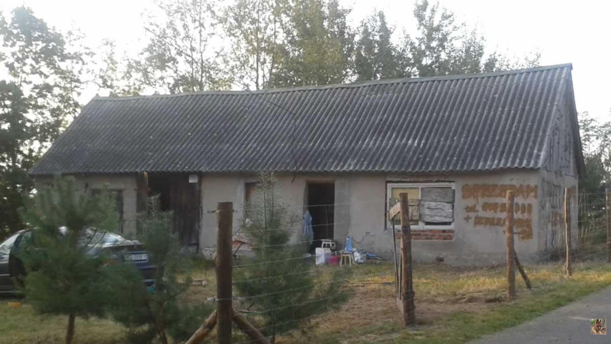 Zchátralý venkovský dům u silnice před začátkem rekonstrukce