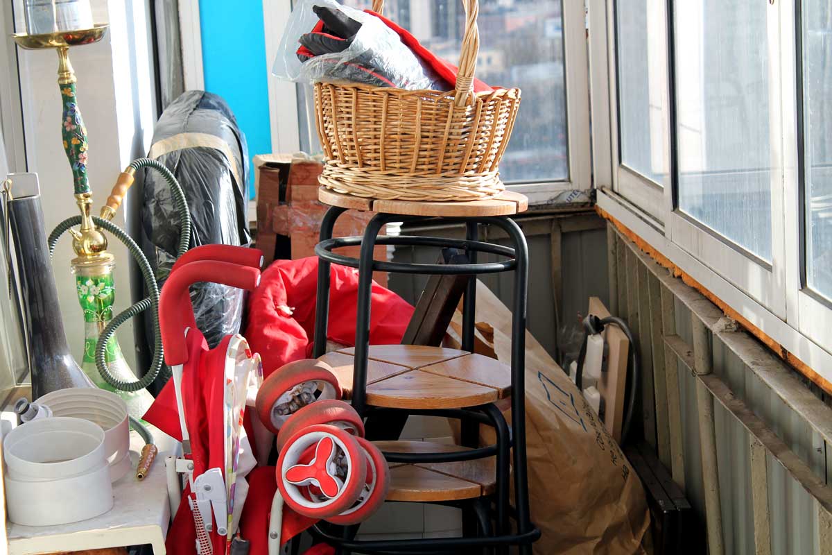 Balkon zaplněný věcmi bez místa který působí jako odkladiště