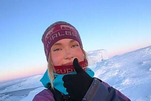 Zatímco jiní míří za teplem, Sofie objevuje svět, kde vládne mráz a ticho.