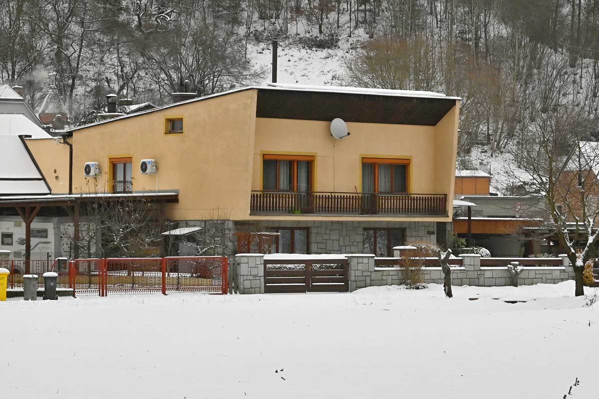 Rodinný dům typu šumperák s typickým balkonem a velkými okny který patří k ikonám československé architektury 60. let.