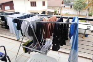 Sušák na prádlo zabírající prostor na balkoně při každodenním používání