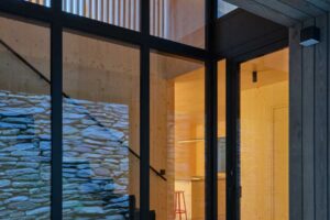 Světlý dřevěný interiér s velkým prosklením a otevřeným prostorem